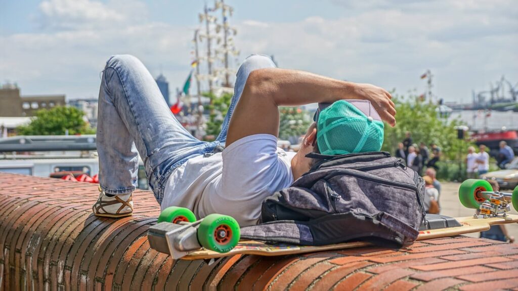 Ein junger Mann und ein Skateboard auf einer Mauer.