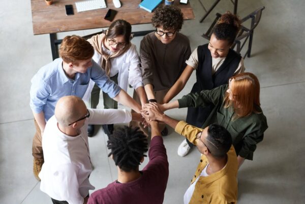 Helfen Menschsein Menschen Hände Teamwork