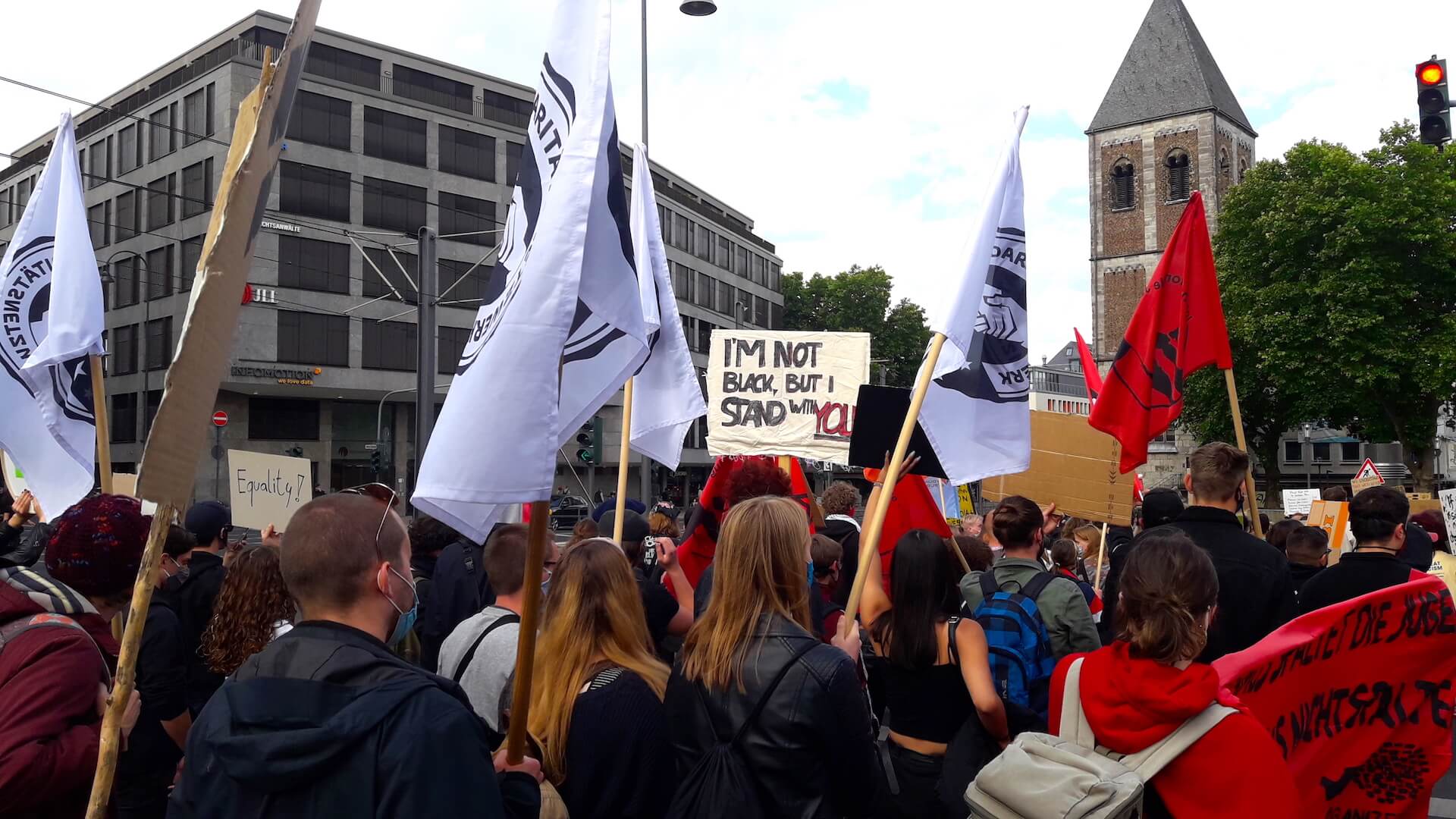 Solidaritätsnetzwerk Deutschland organisiert eine Demo zum Thema „Black lives matter“ - Demonstrierenden halten Plakate und Fahnen hoch