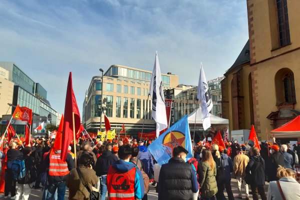 Solidaritätsnetzwerk Deutschland organisiert eine Demo auf einem Platz