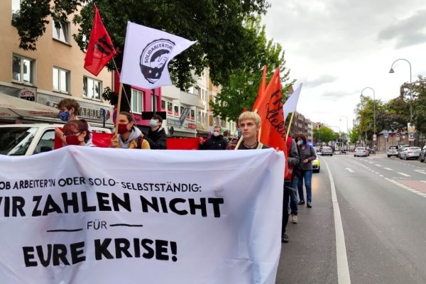 Solidaritätsnetzwerk Deutschland organisiert eine Mieten-Demo - man sieht Demo-Zug mit Transparent