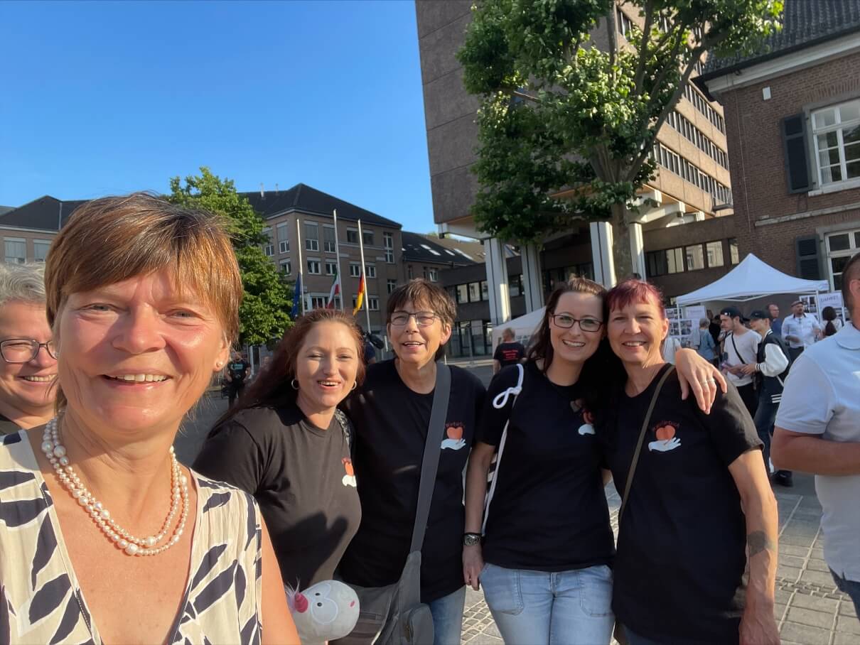 Regina Roos in Stolberg bei Aachen. Gemeinsam mit Diana Yildirims Team (rechts neben Regina) hat WirHelfen.eu für die Menschen hier einige Hilfsaktionen auf die Beine gestellt.