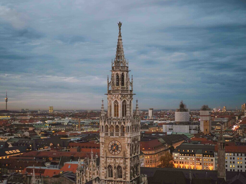 Blick über München, im Fokus das neue Rathaus