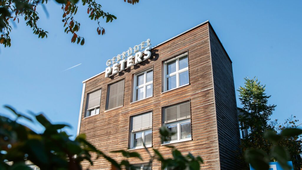 Zu sehen ist das Firmengebäude der Gebrüder Peters, Foto Credit: Peters Service GmbH.